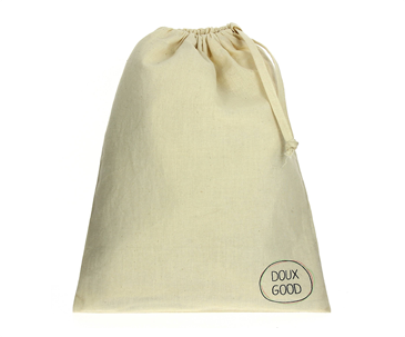 Doux Good offre à chaque livraison une pochette en coton bio Doux Good pour emballer joliment les soins bios achetés