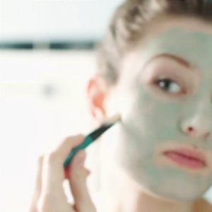 Doux Good - Artifact - Application du masque visage au pinceau