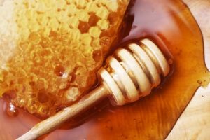 Les bienfaits du miel pour la peau - Folies Royales sur Doux Good
