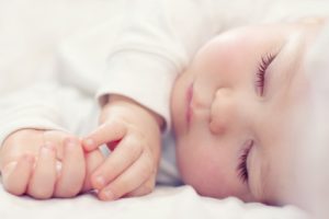 Prendre soin des peaux fragiles de bébé avec des produits de toilette adaptés