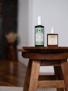 1 goutte d'huile végétale et 3 pressions de gelée hydratante